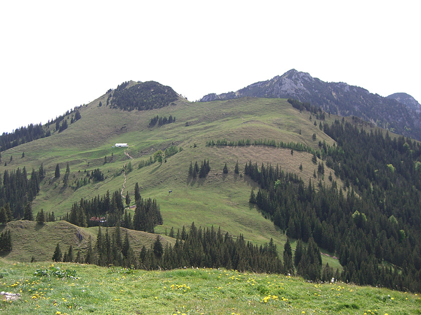  links Rampoldplatte, rechts Hochsalwand; die Schuhbräu-Alm liegt links außerhalb des Bildes 