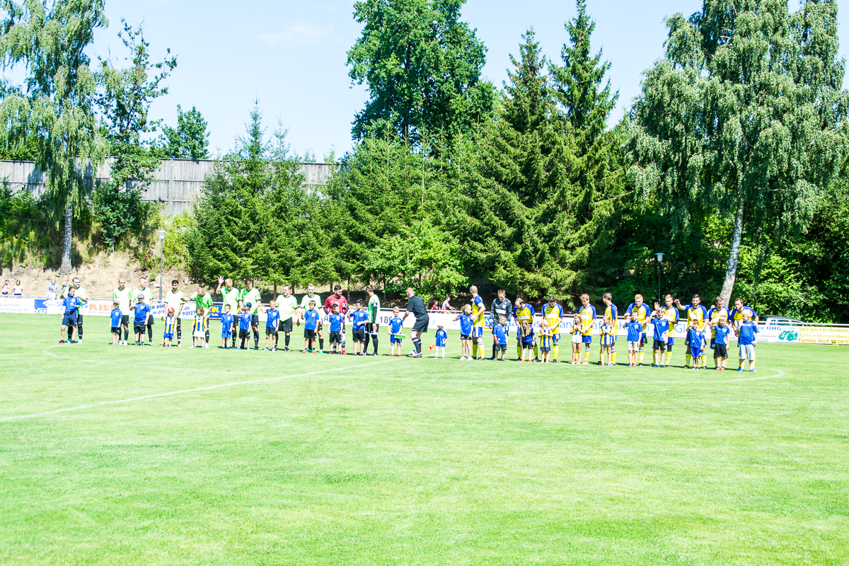 Einlaufen der Teams mit den VfL Nachwuchs Kids