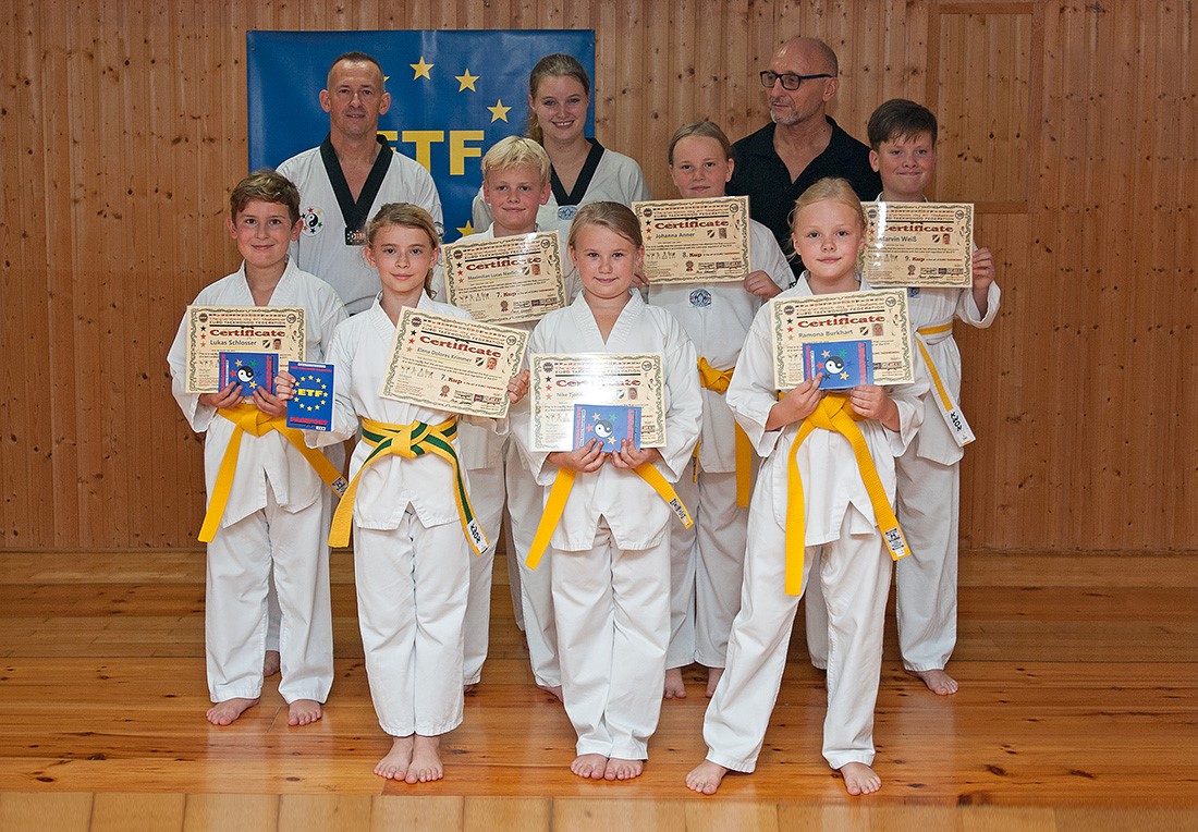 Die erfolgreichen Prueflinge (von links) Lukas Schlosser, Elena Krimmer, Maximilian Nierlich, Nike Szcygiel, Johanna Anner, Ramona Burkhart und Marvin Weiß mit ihrem Trainer Jan Krimmer (hinten links) und den Pruefern Jennifer und Reiner Kurrle.