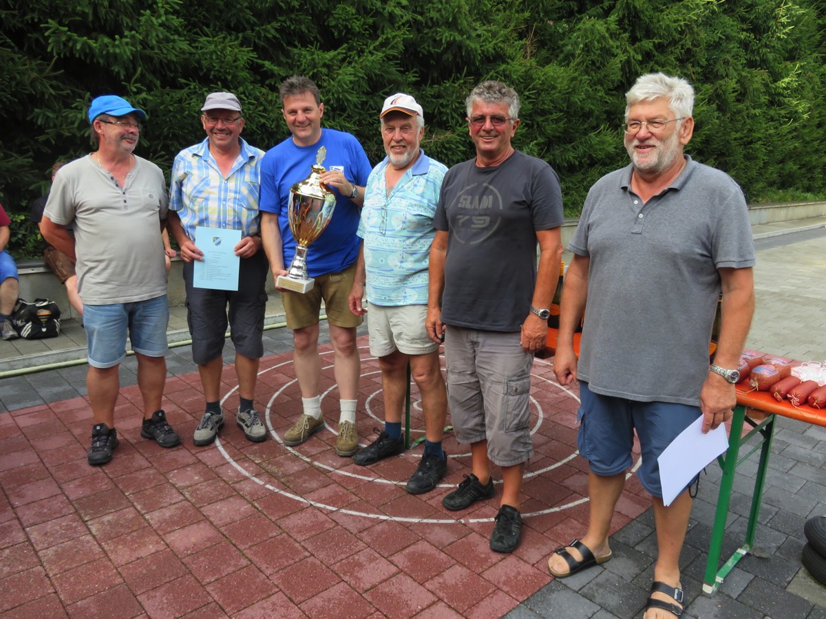 Siegermannschaft v.l. U. Turk / G. Burkhart / 1. Bgm. Helmut Zech / H. Greif / G. Bloechl / 1. Abteilungsleiter Stockschuetzen H. Sedlmeir