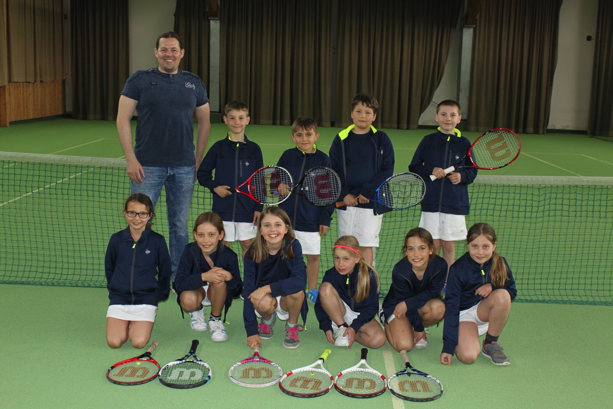 Sponsor Johannes Jung mit den Kindern der U10 Tennismannschaft des VfL Egenburg 